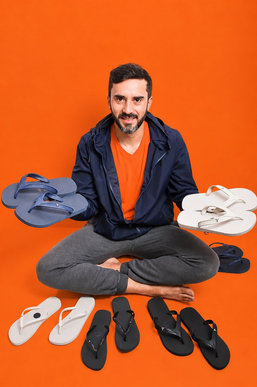 Philippe, criador do ESTEPÉ, com os chinelos
